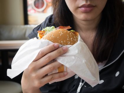Jídlo z fast foodů způsobuje deprese. Není zdravé ani dost pestré