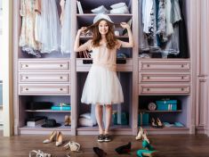 Zapomeňte na nacpané skříně. Chytrý šatník vám zjednoduší život. A ještě ušetříte