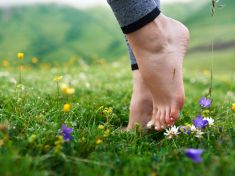 Fyzioterapeuti potvrzují: Bosá chůze prospívá zdraví