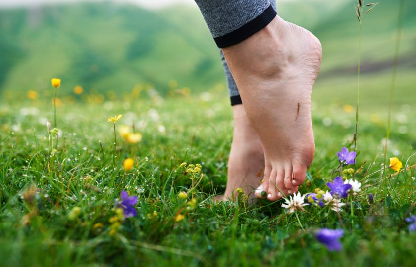 Fyzioterapeuti potvrzují: Bosá chůze prospívá zdraví