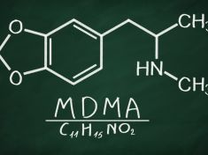 MDMA: Lék na duši, taneční droga nebo krystalická láska?