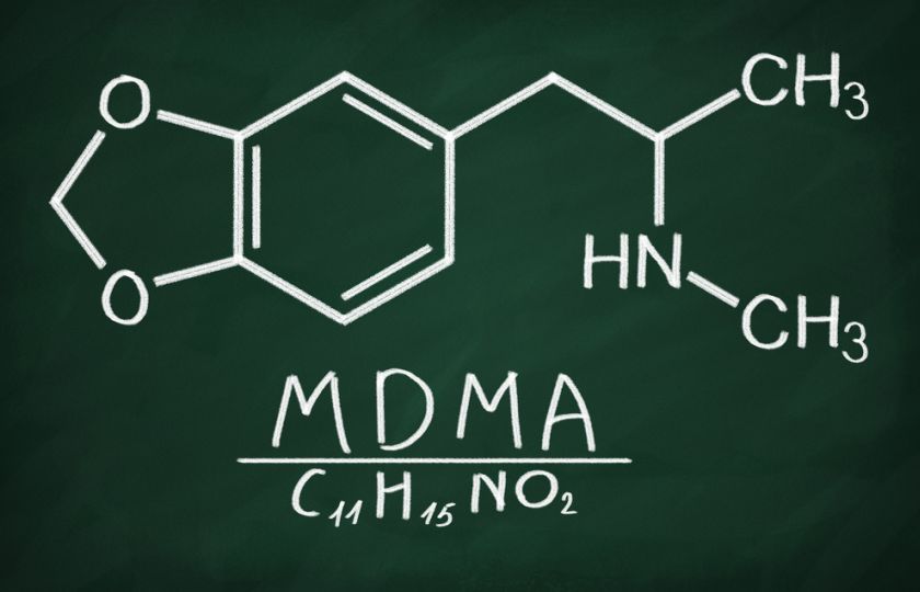 MDMA: Lék na duši, taneční droga nebo krystalická láska?