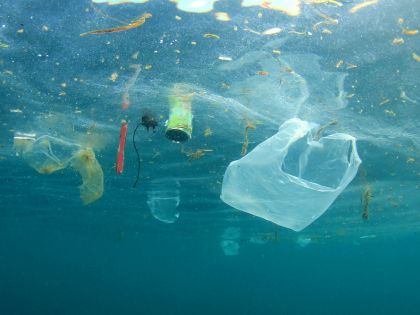 Moře plastů zaplavuje oceány. Odpad by pokryl celou Francii