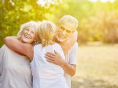 Sendvičová generace strádá psychicky i finančně. Jak jí pomoci?