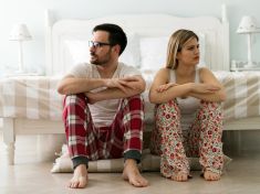 7 mýtů o sexu: Infarkt nehrozí a stojka k otěhotnění nepomůže