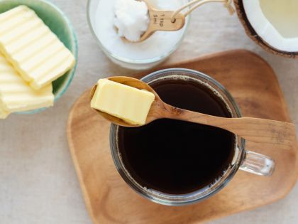 Je libo šálek lahodné máslové kávy či veganského superlatté?