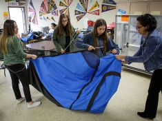 Dvanáctileté dívky vynalezly solární stany pro bezdomovce