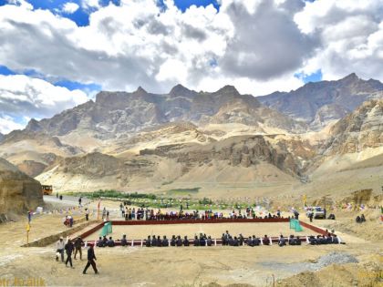 Češi vyvezli do Himalájí hokej, v okresu Kargil je první hřiště