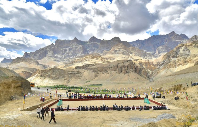 Češi vyvezli do Himalájí hokej, v okresu Kargil je první hřiště