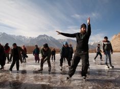 Chcete učit hokej v Tibetu? Máte šanci, je tam ovšem -30 stupňů