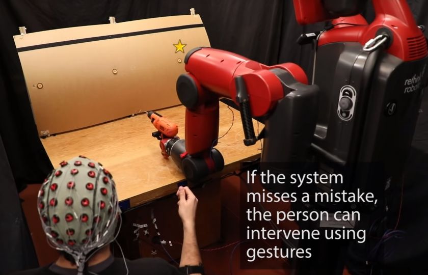 Kyberkutil: Vrtajícího robota ovládáte na dálku svými myšlenkami