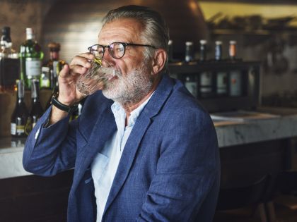 Deset procent amerických seniorů pije jako zamlada: Jaký mají důvod?