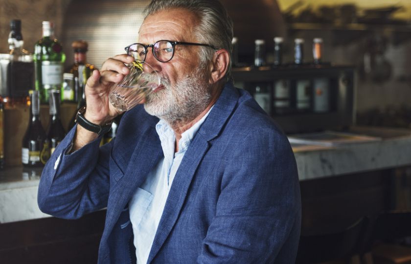 Desetina amerických seniorů pije jako zamlada. Co je k tomu vede?