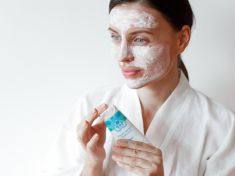 Pleťové masky a peelingy: Proč jsou důležité a jak je používat