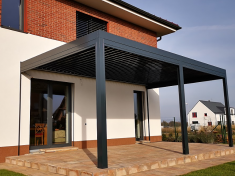 Trend letošního léta? Bioklimatické pergoly s otvírací střechou