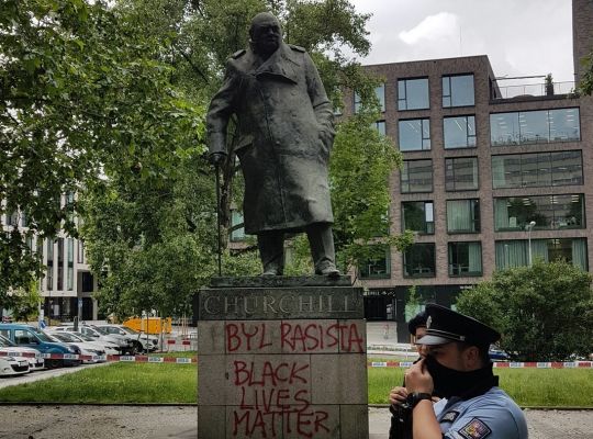 Téma týdne: Bourat sochy nebo ne? Ptáme se pražských politiků