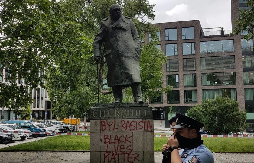 Téma týdne: Bourat sochy nebo ne? Ptáme se pražských politiků