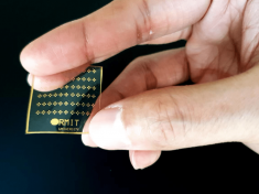 V Austrálii vyvinuli nejcitlivější umělou kůži. Pomůže při vývoji protéz i robotů