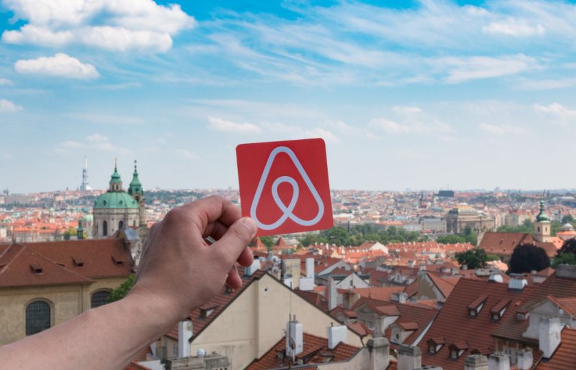 Airbnb přerostlo městům přes hlavu, senátor Marek Hilšer to chce napravit zákonem