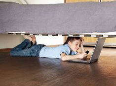 V březnu se na Linku bezpečí obrátilo kvůli kyberkriminalitě o polovinu dětí víc