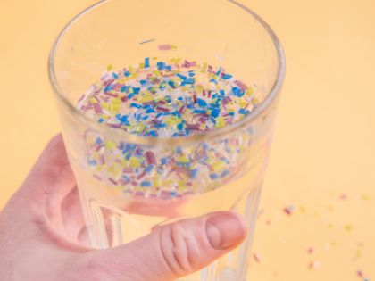 Jsou mikroplasty v pitné vodě nebezpečné? O dost horší jsou fekálie