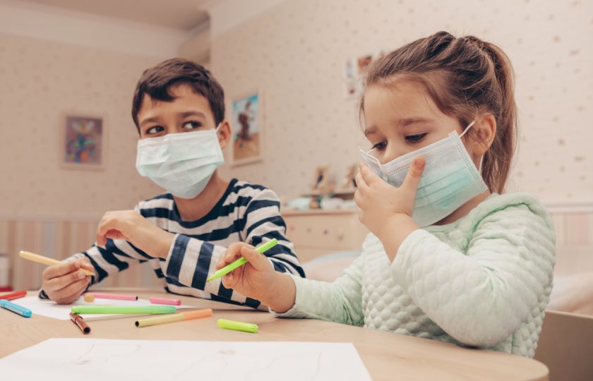 Jak dlouho vydrží školáci nosit masky a respirátory? Zkoušeli to ve Švédsku