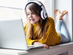 Online jako dobrý sluha: Jak krotit děti u obrazovek během koronakrize?