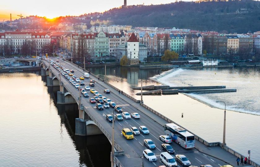 Fenomén dopravních zácp: V USA jde o důkaz prosperity. A co v Praze?