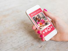 Jak se seznámit na seznamce? Dělejte to na té správné a nelžete