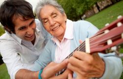 Jak se vyhnout demenci? Začněte hrát na hudební nástroj. Klidně i po šedesátce