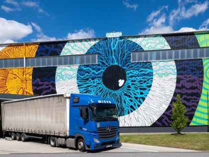 Největší umělecké dílo v České republice nově zdobí průmyslovou halu u letiště