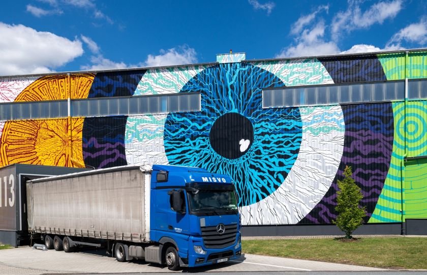 Největší umělecké dílo v České republice nově zdobí průmyslovou halu u letiště