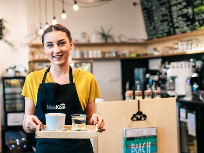 Měsíc bez příplatku: Kavárny nabízí rostlinné alternativy mléka do kávy zdarma