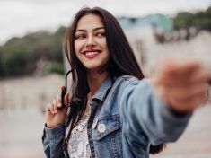 Nesmrtelný denim sbírá body v nadměrných velikostech: Inspirace pro plnoštíhlé