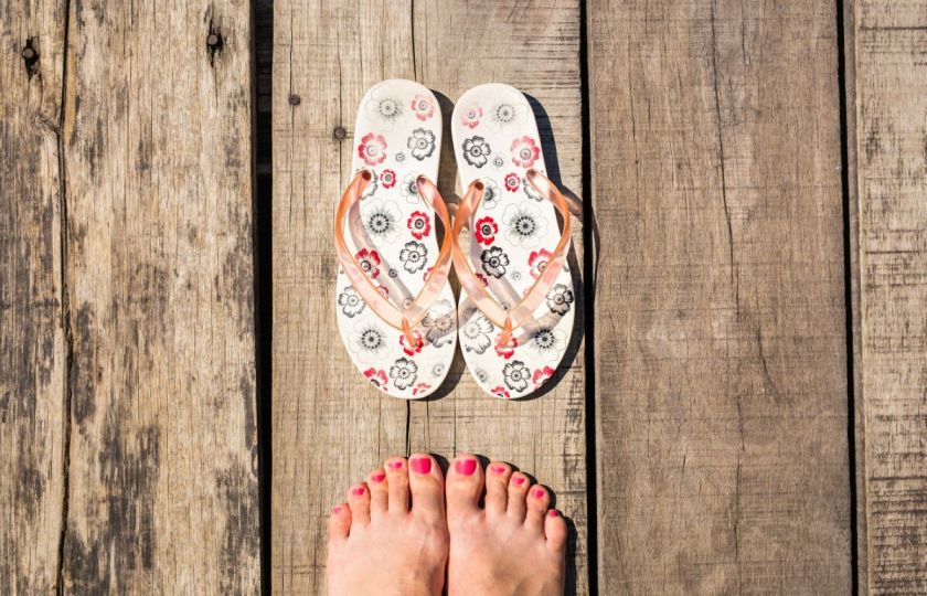 Do bazénu a do sprchy. Jaké boty stojí za to vzít si s sebou na dovolenou?