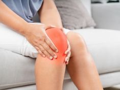 Bolest kloubů při změně počasí: Co ji způsobuje?