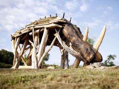 Praha má nově největší skulpturu nosorožce na světě. Najdete ji v Lysolajích