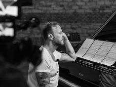 Skladatel Karel Havlíček: Streamovací služby hudebníky neuživí. A možná zahubí i kina