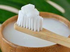 Nejlepší ochrana před zubním kazem? Kokosový olej, prokázaly studie