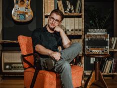 Písničkář Michal Horák: V 7.25 jsem fakt jezdil, děda byl fakt boss, ale Angela je vymyšlená