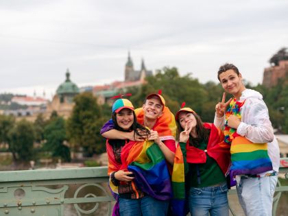 Praha v duhových barvách: Nedělní bohoslužbou začne trochu jiná Prague Pride