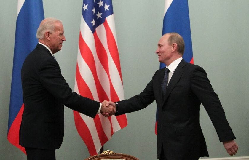 Politico: Výběr místa pro summit Biden-Putin není legrace. Praha moc šancí nemá