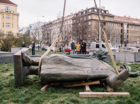 Téma týdne: Proč nestrhávat sochy a proč už žádné nestavět