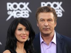 Alec Baldwin si smazal účet na Twitteru. Už podruhé kvůli přízvuku své manželky