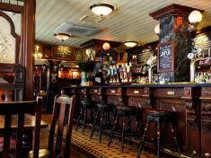 Britské hospody jsou kvůli covidu na dně. Prodávají nejméně piva za 100 let