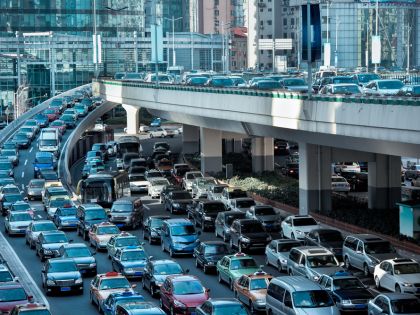 Na dopravní zácpy ve městech dopravní inženýři nestačí. Vyřeší je matematici?