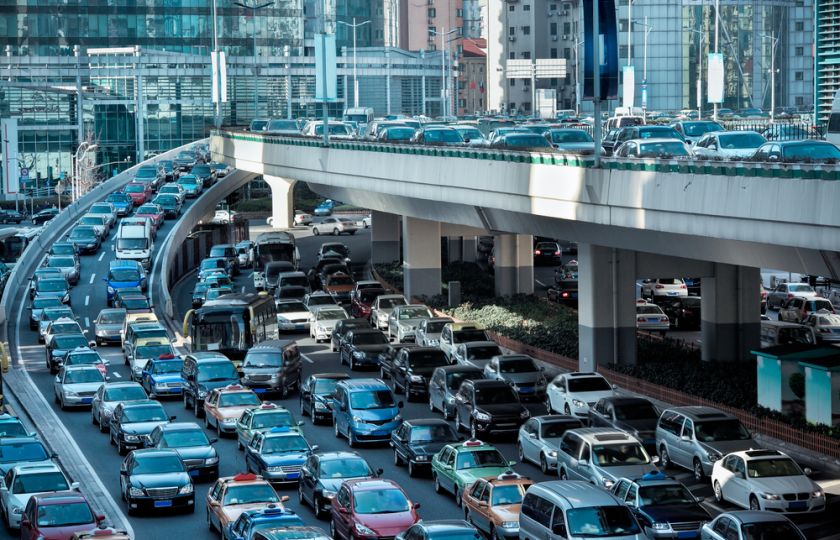 Na dopravní zácpy ve městech dopravní inženýři nestačí. Vyřeší je matematici?