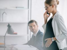 Propuštěna kvůli těhotenství. Nezákonné, neetické… a stále poměrně běžné