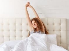 Chcete se vyhnout depresi? Zkuste jít spát i vstávat o hodinu dřív