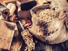 Co jste možná nevěděli o topení dřevěnými peletami a briketami